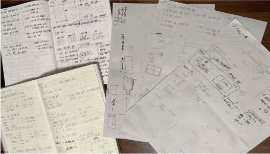 pf 디자인을 위해 수많은 레이아웃을 연필이나 수기로 그린 사진이 담겨 있습니다.